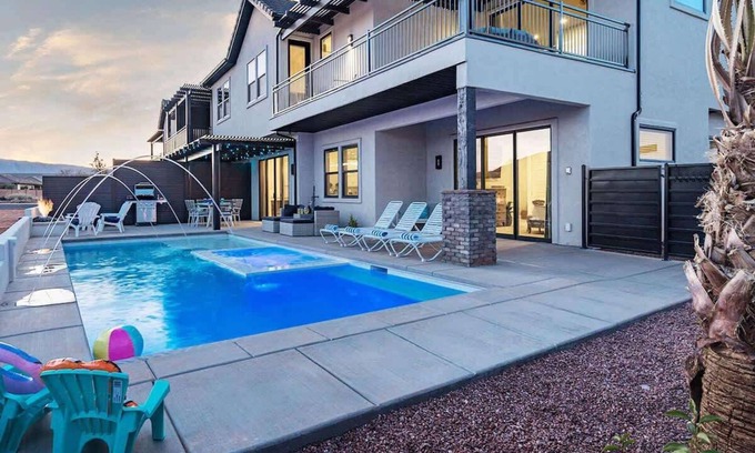 Santa Clara House | 52-53| Poolhouse Duplex in St George with 2 Pools and Hot Tubs