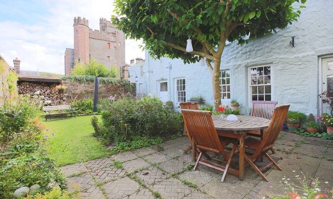 Kirkcudbright Cottage | 57 High Street - a house that sleeps 5 guests in 2 bedrooms