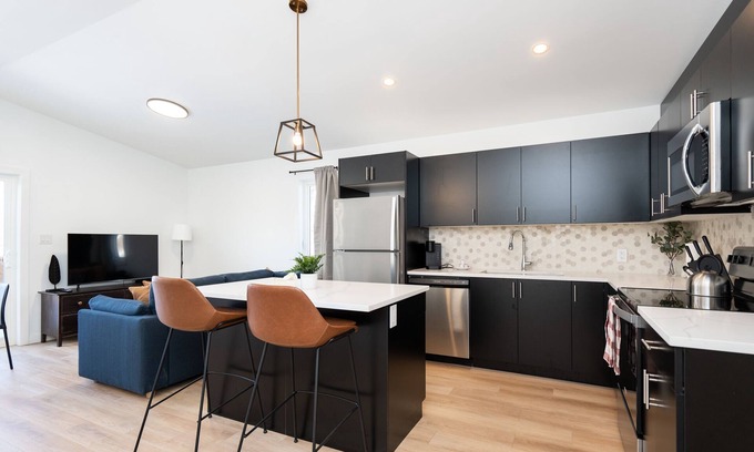 Winnipeg Apartment | (585 A) Charming 2BR Rosedale Retreat - Conveniently Close to Grant Park