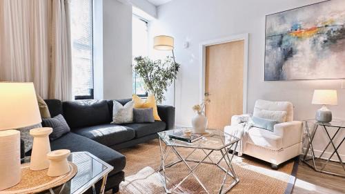 Downtown Apartment | 5BR 2BA , Sleeps 10, Downtown , Near PPAC