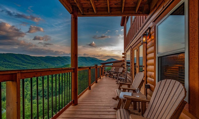 Gatlinburg - Pigeon Forge Cabin | 5br/5.5ba CABIN FOR 16, MOUNTAIN VIEWS, POOL, HOT TUB, GAME ROOM, THEATER ROOM