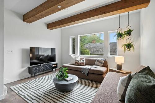 Kerns House | 5BR at The Adelynn - Luxury Build - Walk to All