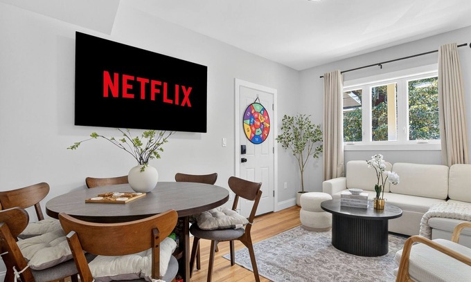 Winter Hill Apartment | 5BR3Bath + Yard in Somerville LUX Retreat Home