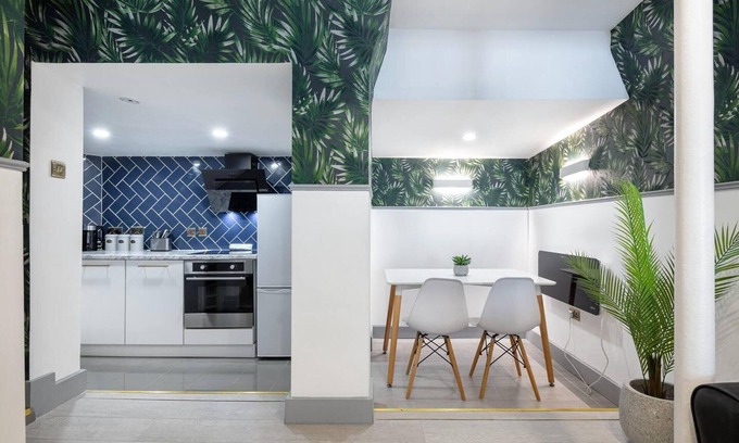 College Park and Old Oak Apartment | 5wjb - Spacious 1 Bed Flat in London