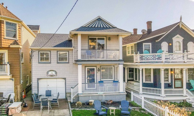 Ocean Grove House | 6 1/2 Embury -DOG FRIENDLY First beach block home with 4 bedrooms.