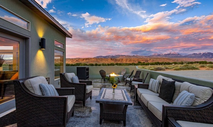 Moab South Valley House | 6 Bedroom all Suites Contemporary Stunner Perfect for Large Groups Sleeps 24