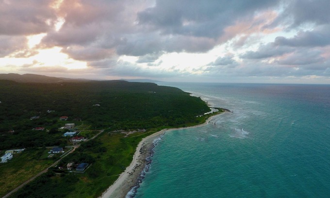 Duncans House | 6-bedroom half house in Duncans Bay with AC, Security and manager on duty 24/7