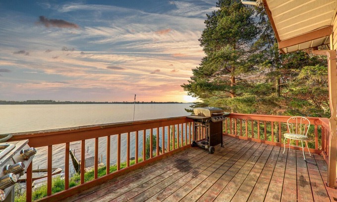 Janetville Cottage | 6 BR Lakefront Cottage , 20 Slps , 1 Hr From Toronto , Hot tub