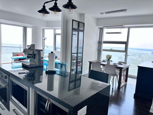 Toronto Entertainment District Apartment | 6 Guests Modern Condo with Lake Views Near CN Tower Fully Equipped