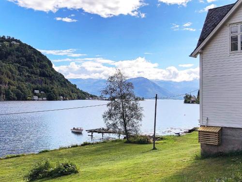Kvam House | 6 person holiday home in øystese
