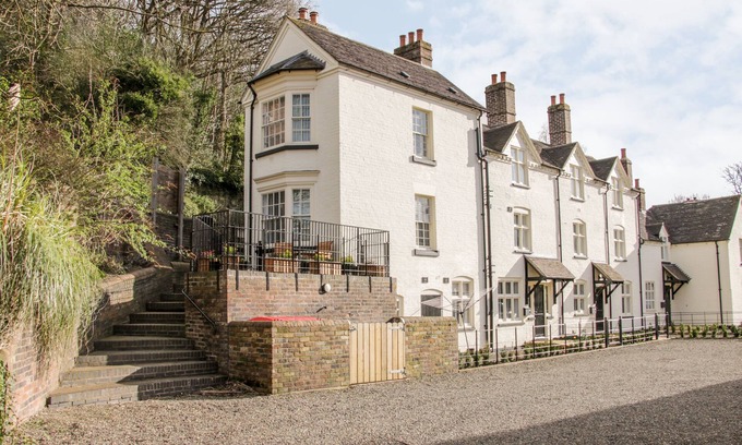 Coalbrookdale Cottage | 6 THE GROVE, family friendly, with a garden in Coalbrookdale
