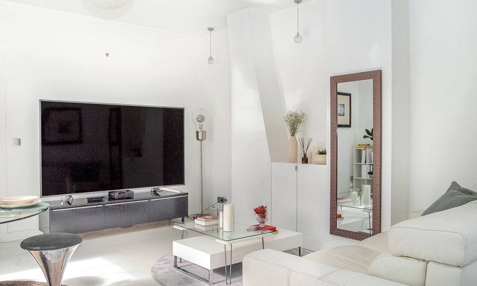 Champs-Elysees Apartment | 645sqft 1BR/1BA Golden Triangle Apt. – Montaigne/George V