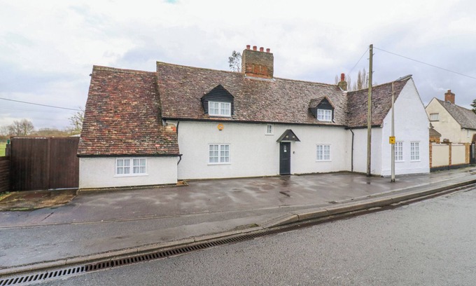 Broom Cottage | 68 GREAT NORTH ROAD, pet friendly, with a garden in Eaton Socon