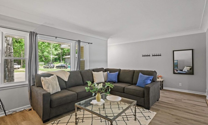 Minnetonka House | 6BR Home w public Lake Access 1.8miles 2 DT Wayzata, enjoy the lake year round!