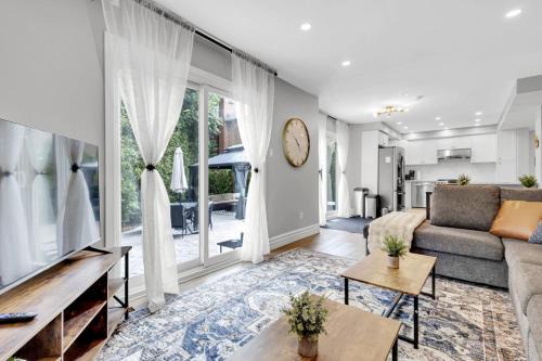 Lisgar House | 6BR house near Shops, Transit, Hwy and GO