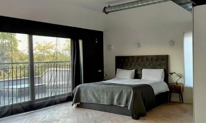 Winchmore Hill House | 7 Bed House - Sleeps 26 - Parking - Wifi - Garden