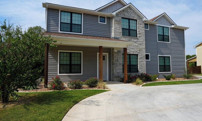 Stephenville House | 7 Bedroom 7.5 Bathroom House 1 Mile from Tarleton State University