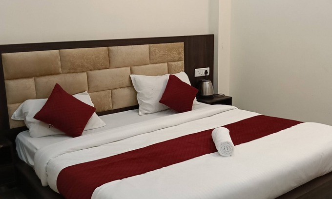 Ayodhya Hotel | 7-bedroom hotel in Ayodhya with AC Hotel Abhinandan palace ram mandir by 500 mtr