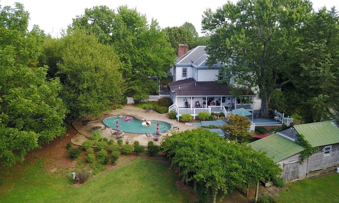 Concord House | 7 BR Manor - Add DIY Wedding 750 dollars, 7th night free ending on a weekday.