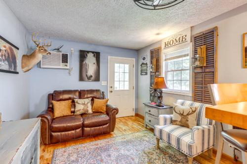 Ranger House | 7 Mi to Carters Lake Cabin with Pond and Pedal Boat!