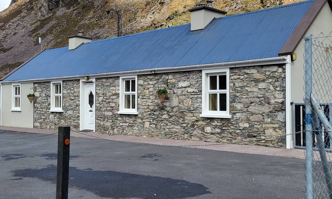 MacGillycuddy's Reeks Cottage | 75 m² Cabin ∙ 3 bedrooms ∙ 5 guests