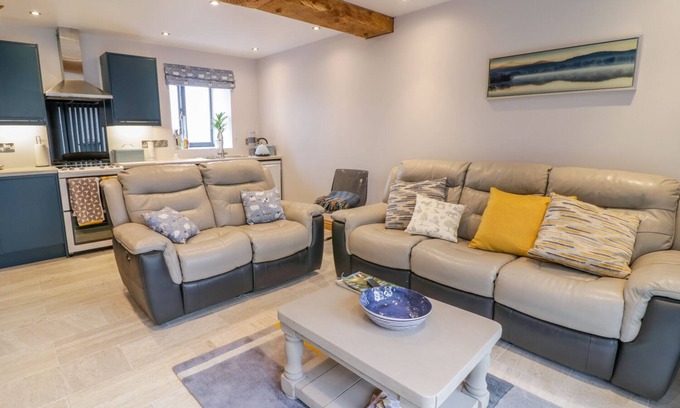 Caersws House | 7EVERN @ PORTH FARM, pet friendly, with a garden in Caersws