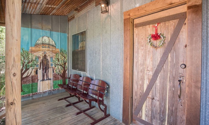 Wellborn Cabin | 7F Lodge - Sully's Place An Aggie Tradition with Aggie Style w/outdoor Jacuzzi and Breakfast