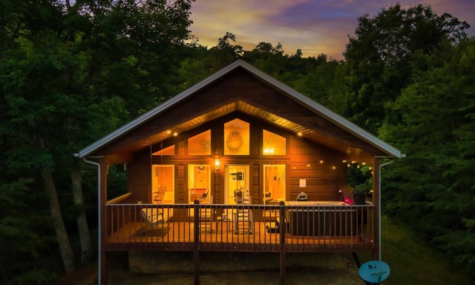 Gatlinburg - Pigeon Forge Cabin | 7mins to Smokies Secluded Mountain view Romantic sunsets with hot tub