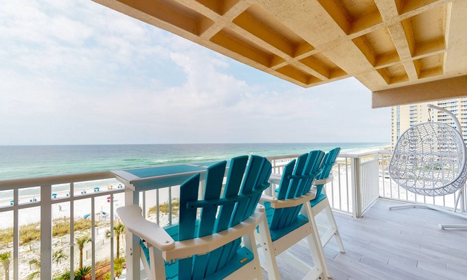 Destin Condo | 7th-floor Gulf-front Condo in heart of Destin with pool & beach boardwalk