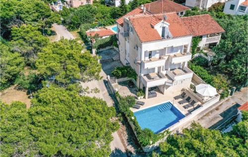 Okrug Donji House | 8 Bedroom Gorgeous Home In Okrug Donji