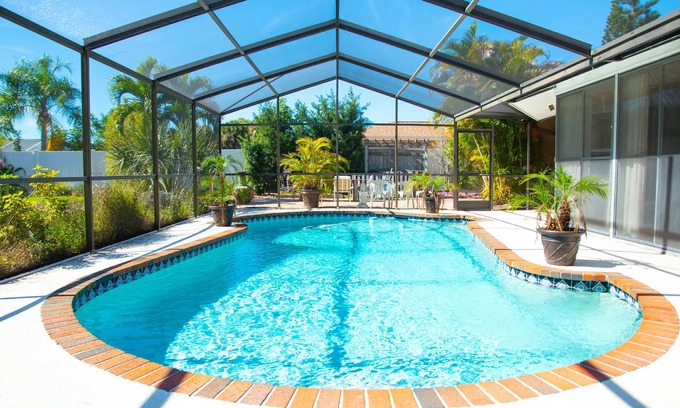 Bradenton House | 8 mins to beach! Pool, Shops, Restaurants, Keyless Entry