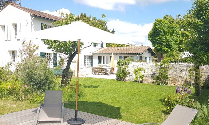 Surgeres Villa | 8 pers/House and charming garden -calme garanti- with swimming pool in town