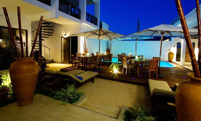 Port Louis House | 9 Chambres d'hotes in a beautiful villa with swimming pool and bar with table dhote