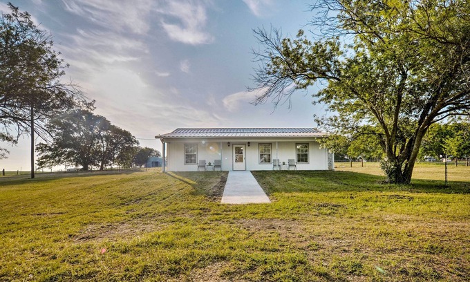 Moody House | 9 Mi to Belton Lake: Home w/Fire Pit & Patio