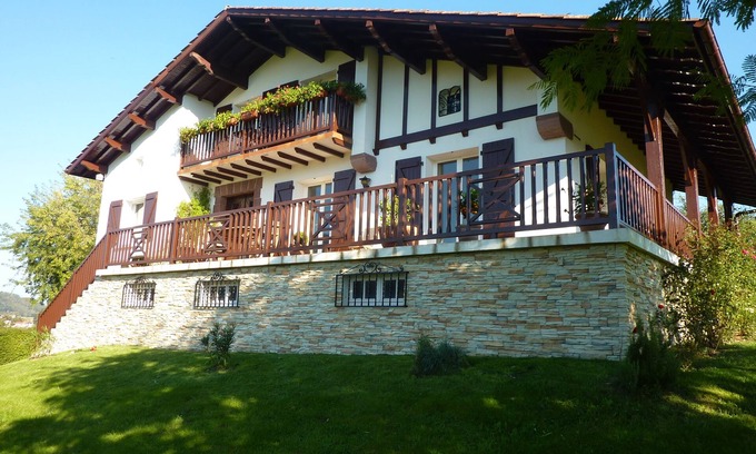 Saint-Jean-le-Vieux Apartment | 900m from the center of ST JEAN PIED DE PORT. All on foot. Superb view. 3*. Calm