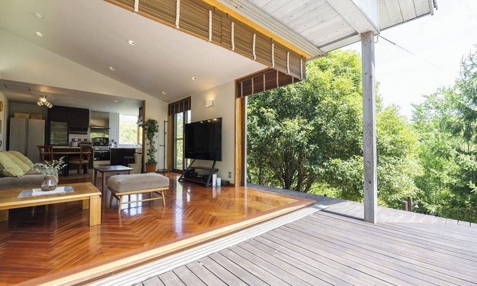 Tsuruichi Cho House | A 1330m2 garden resort surrounded by greenery A c - Mineyama Green Villa / Takamatsu Kagawa