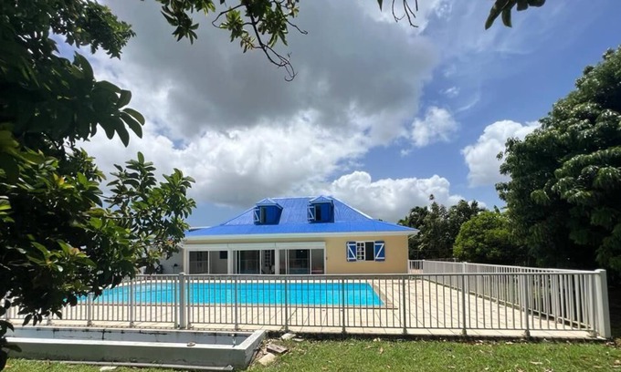 Baie-Mahault Villa | A 15 mn de la Mer, Villa Avec 5 Chambres et Piscine Dans un Quartier Calme