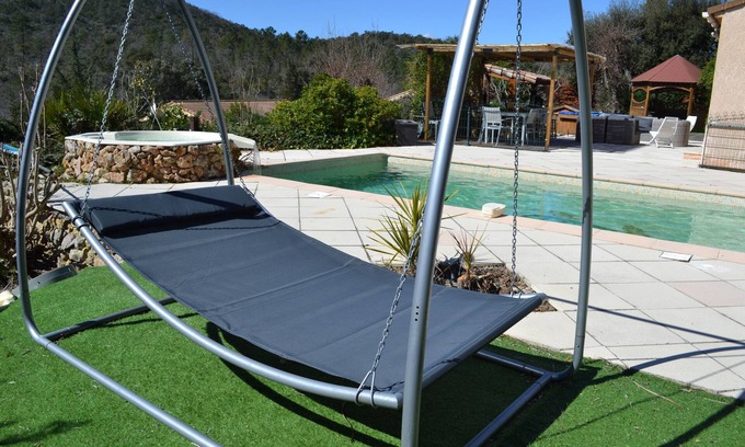 Bagnols-en-Foret Villa | A 30 mn des Plages, Villa Avec Piscine et Terrasse. Animaux Acceptés !