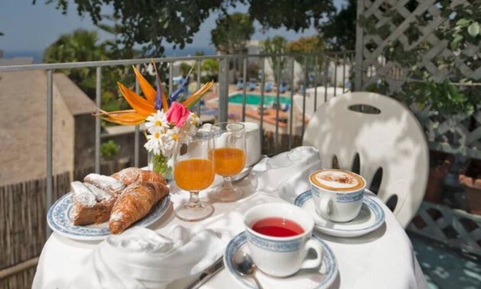 Succhivo Bed & Breakfast | A 5-minute walk to the sea and the famous Poseidon Gardens.