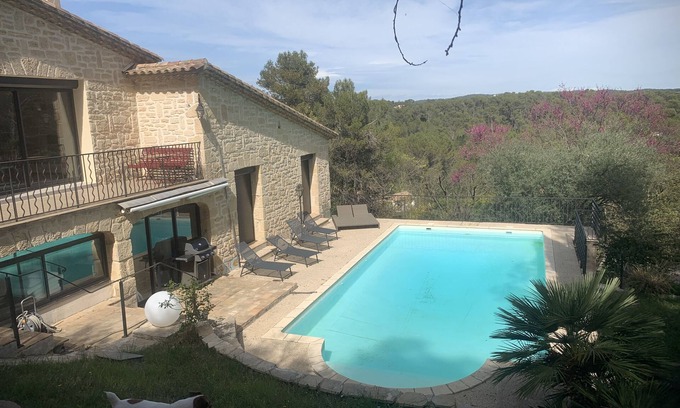 Saint-Clement-de-Riviere House | A balcony overlooking the pine forest