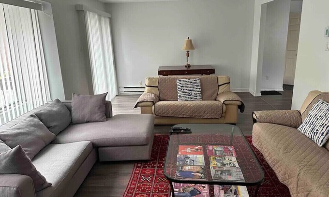 Cote-Saint-Luc House | A beautiful newly renovated bright and clean upper apartment in Côte St-Luc