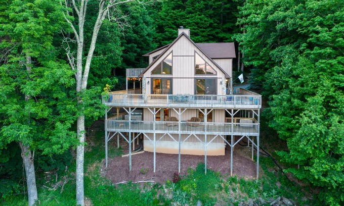 Seven Devils House | A Big View Great Seven Devils home beautiful decor great views hot tub