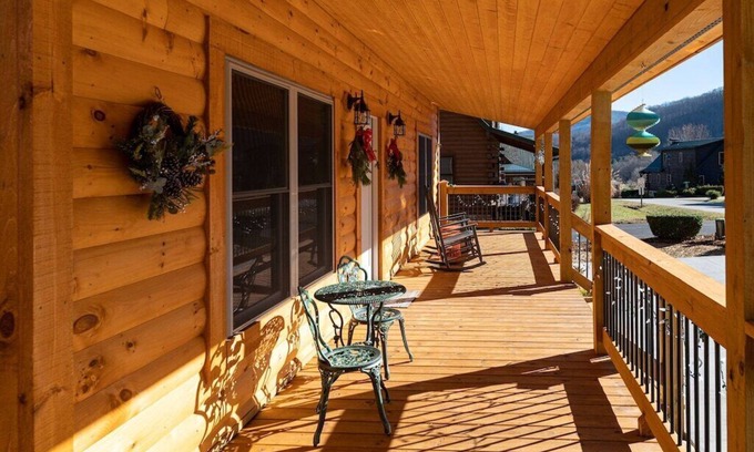 Maggie Valley Cabin | A brand new Cabin In the heart of Maggie Valley. Year round access.