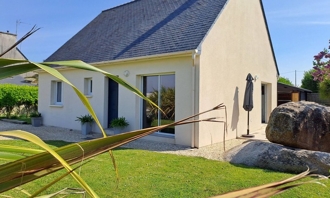 Porspoder House | A/C from 357€: House CLASSIFIED 4*; single-storey, seafront, enclosed garden, pets OK.