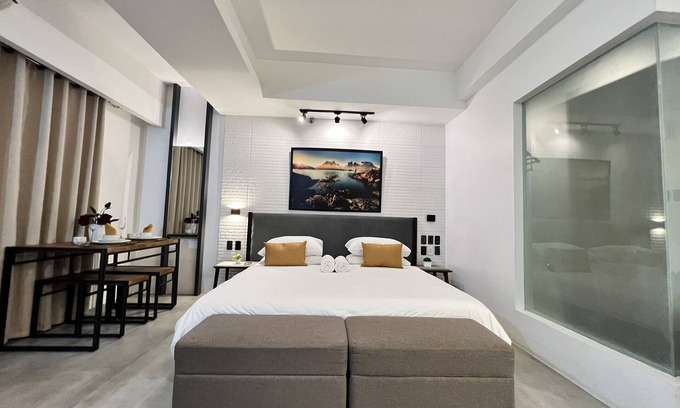 Cubao Condo | A comfy, chic, spacious room with parking and Pet-Friendly!