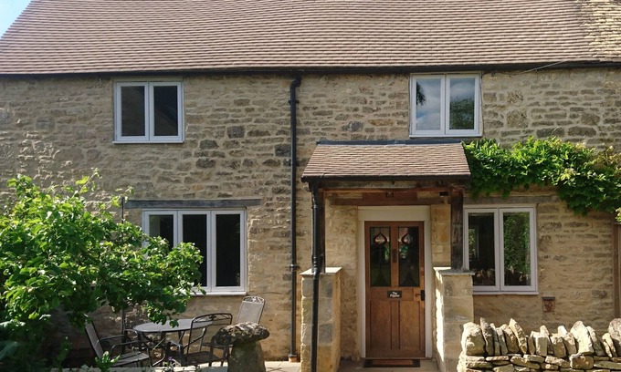 Stow-on-the-Wold Cottage | A cottage in Stow on the Wold quiet yet close town, garden & private parking.