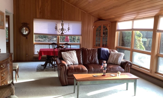 Tiverton House | A country setting with scenic water view.