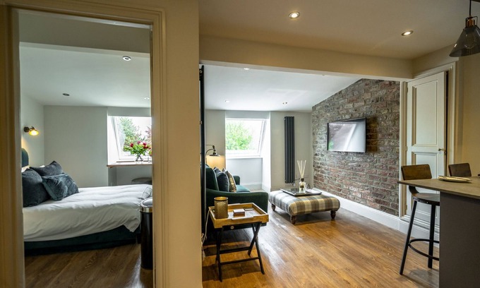 Bootham Apartment | A couples retreat that sleeps 2 guests in 1 bedroom
