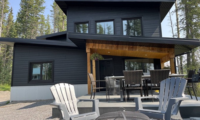 Nordegg Cabin | A Cozy Outdoorsman's Retreat in the Heart of the Rocky Mountains