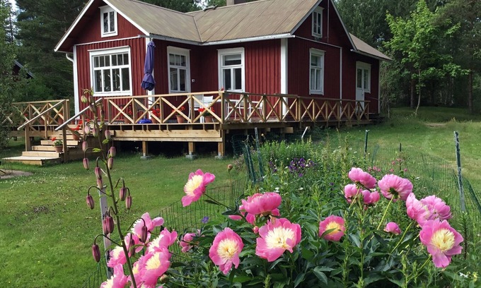 Loviisa Cottage | A cozy traditional seaside cottage for 2+child. Sauna, use of hot tub & row boat